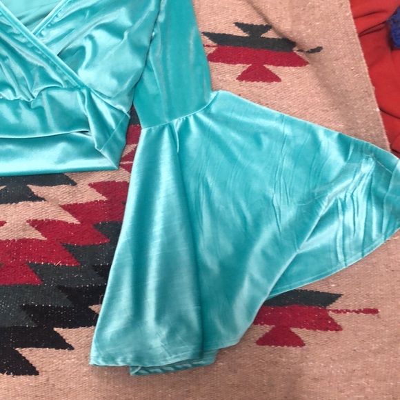 Turquoise bell sleeve crop top - Picture 3 of 10